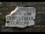 07920 ostia - regio i - insula xiii - domus delle gorgoni (i,xiii,6) - schild.jpg